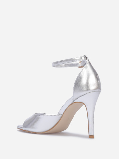 Sandales à talon aiguille