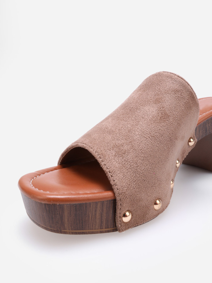 Mules sabots cloutées en suédine