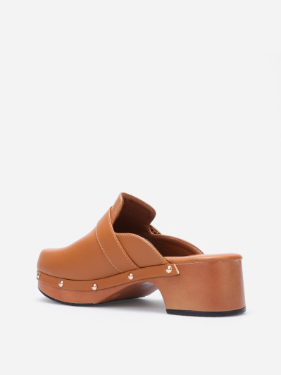 Sabots cloutés en simili