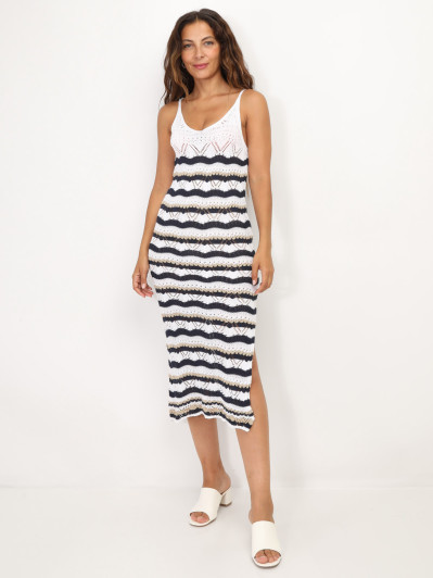 Robe en crochet à détails dorés