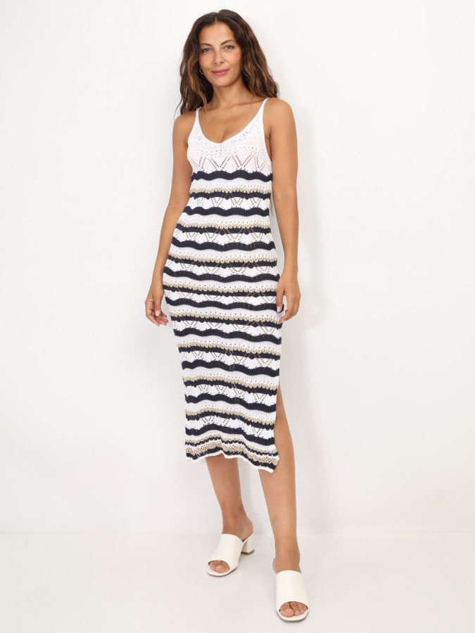 Robe en crochet à détails dorés