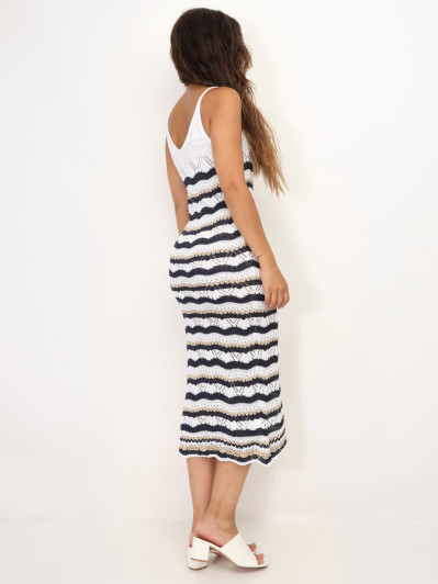 Robe en crochet à détails dorés