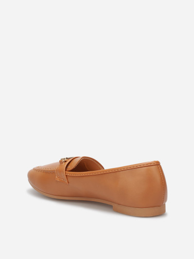 Mocassins avec surpiqûres et bride dorée