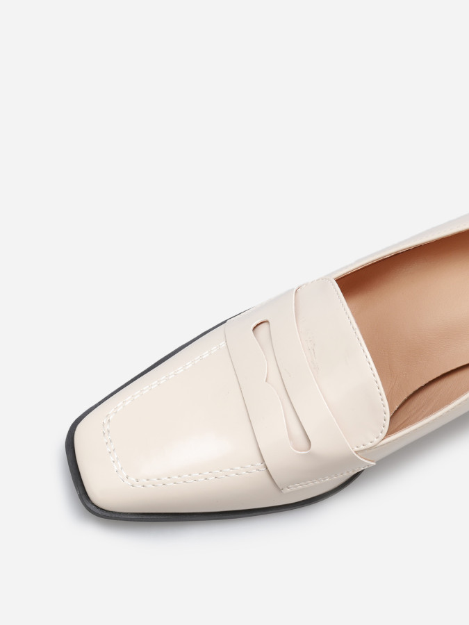 Mocassins vernis à talon et surpiqûres