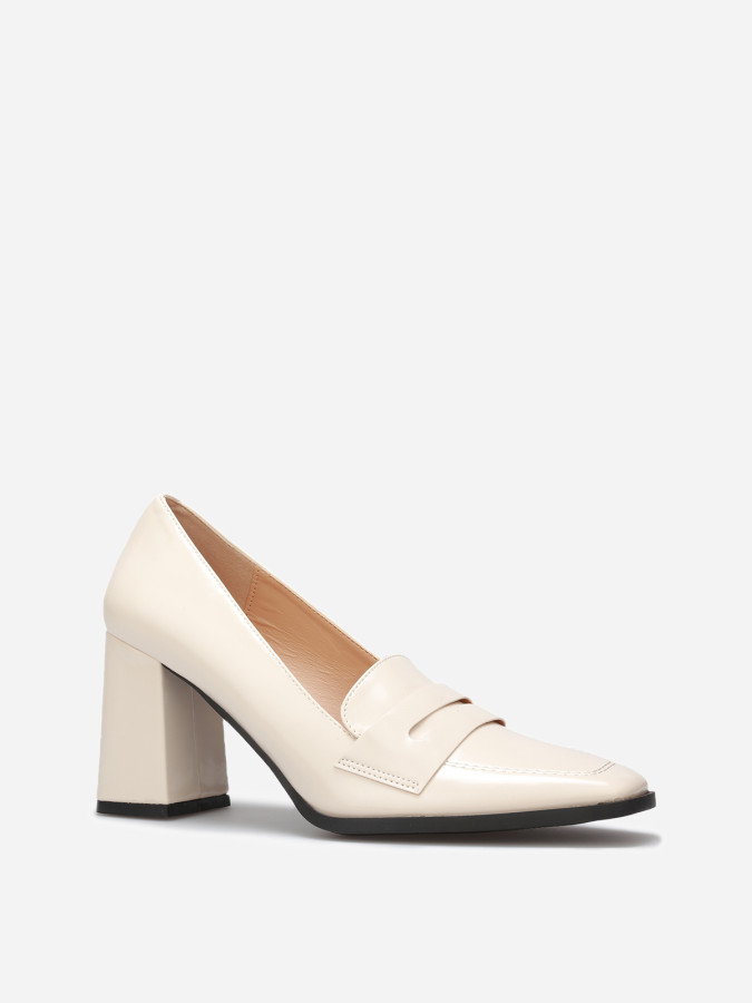 Mocassins vernis à talon et surpiqûres