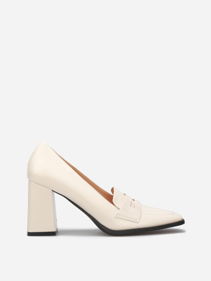 Mocassins vernis à talon et surpiqûres