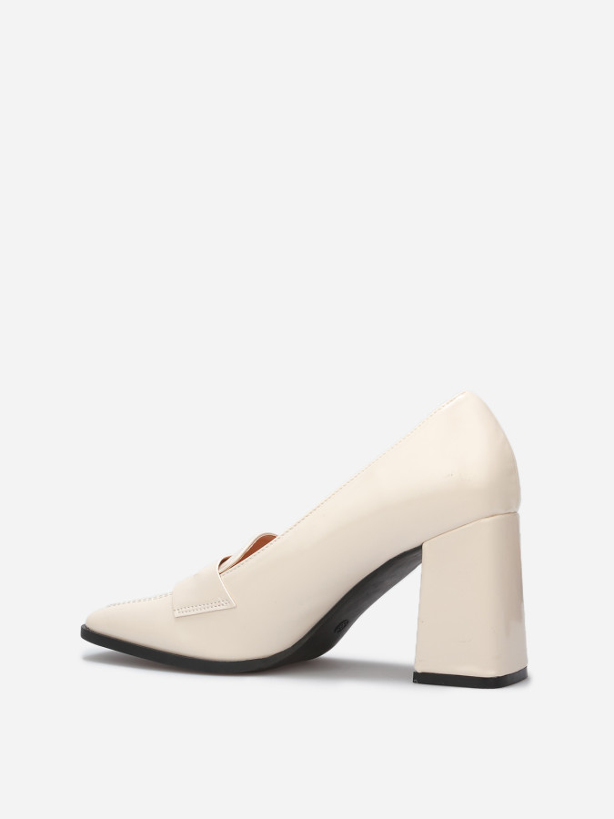 Mocassins vernis à talon et surpiqûres