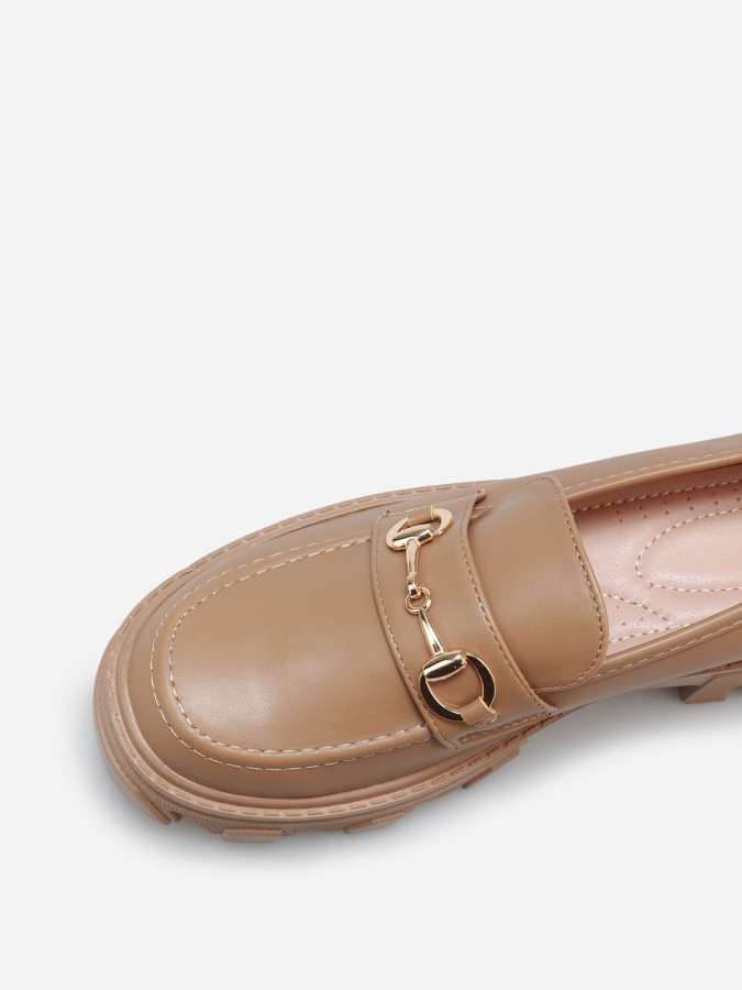 Mocassins crantés avec bride dorée