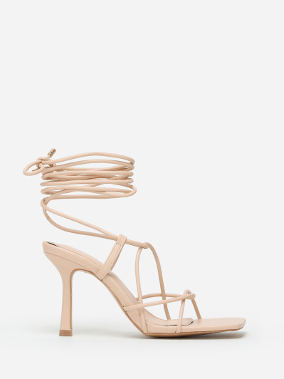 Sandales beiges à lanières croisées et bout carré