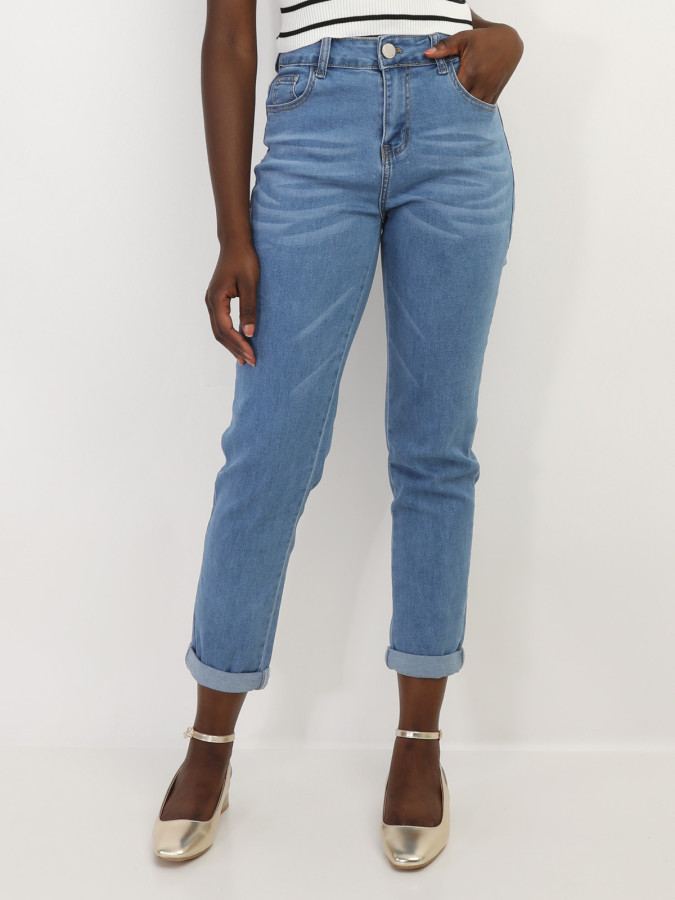 Jeans mom délavé et retroussé