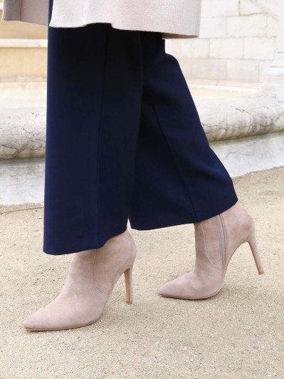 Bottines pointues en suédine à talon aiguille