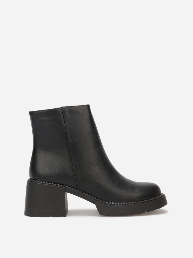 Bottines à talon et semelle crantés