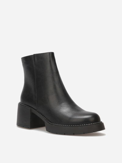 Bottines à talon et semelle crantés