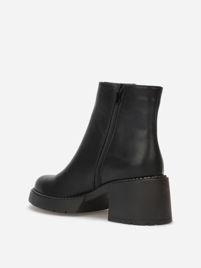 Bottines à talon et semelle crantés