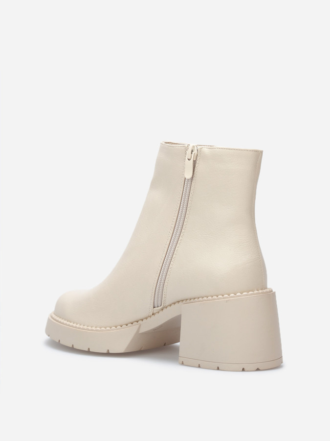 Bottines à talon et semelle crantés