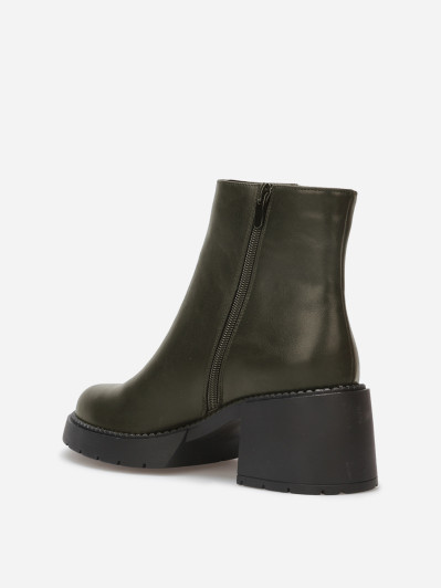 Bottines à talon et semelle crantés