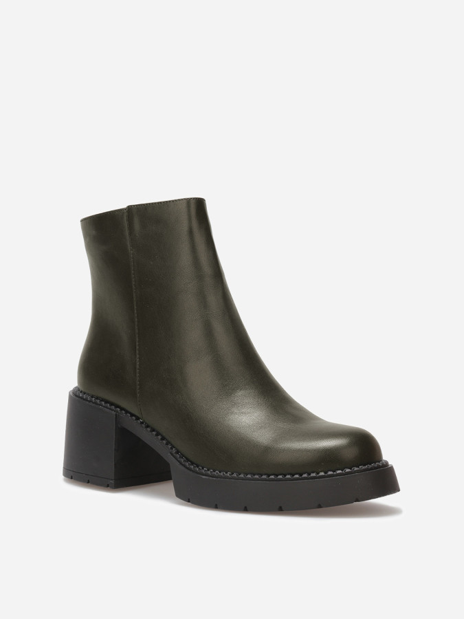 Bottines à talon et semelle crantés