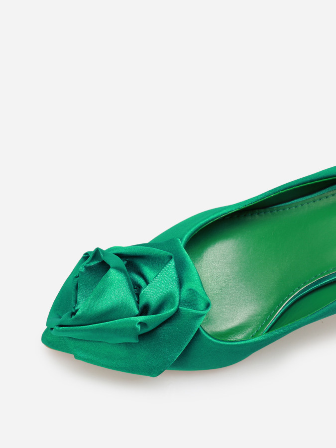 Escarpins satinés à fleur