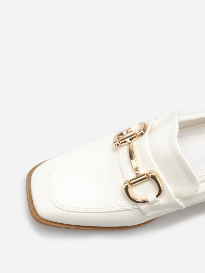 Mocassins à talon avec bout carré et mors doré