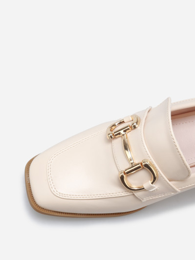 Mocassins à talon avec bout carré et mors doré