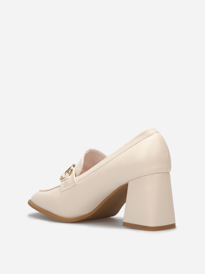 Mocassins à talon avec bout carré et mors doré