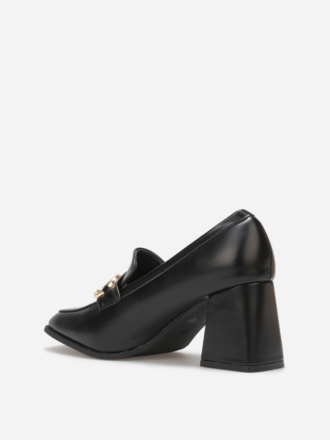 Mocassins à talon avec bout carré et mors doré