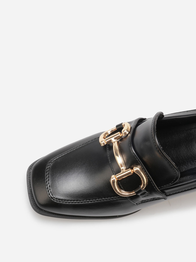 Mocassins à talon avec bout carré et mors doré