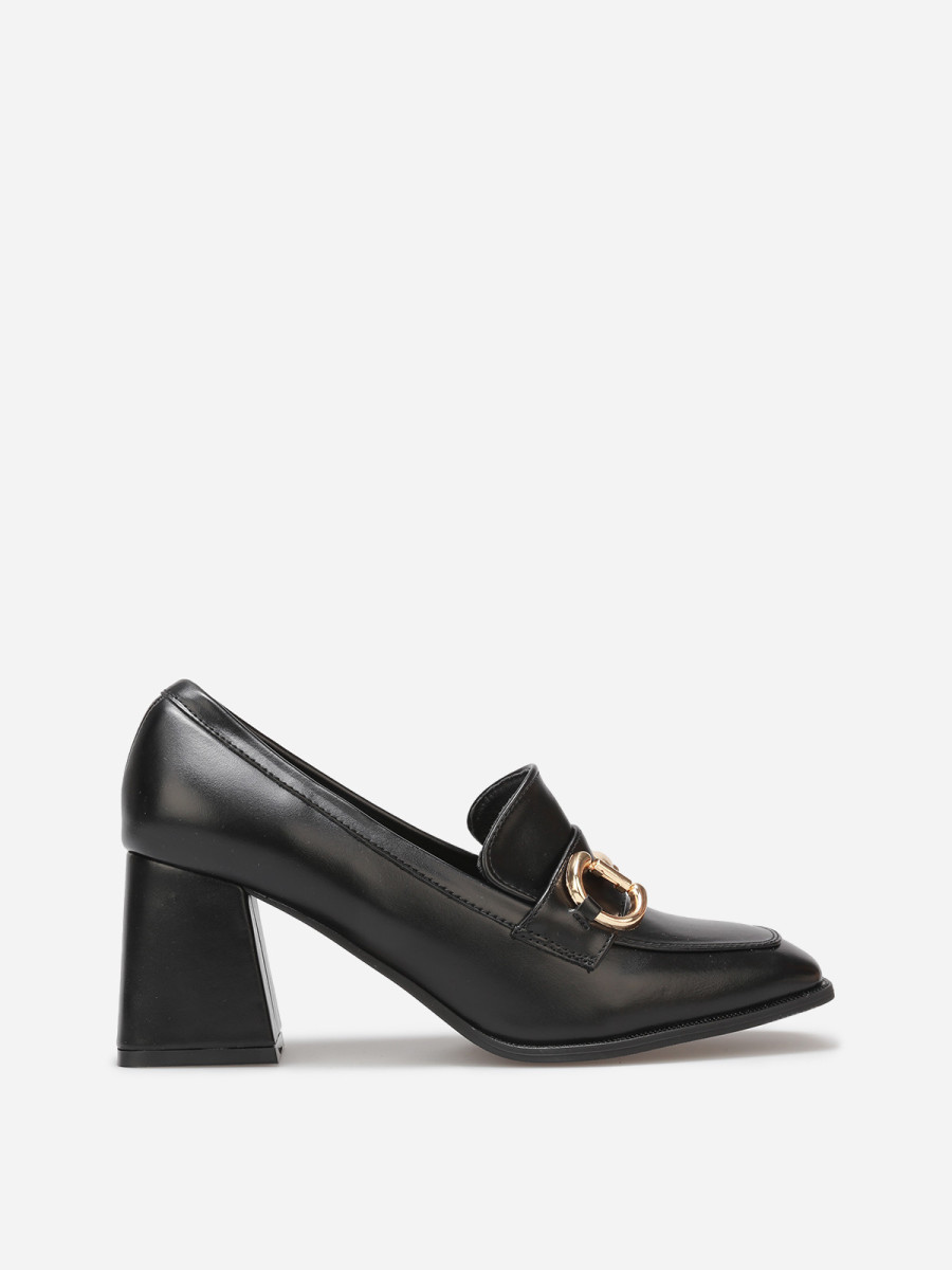 Mocassins à talon avec bout carré et mors doré