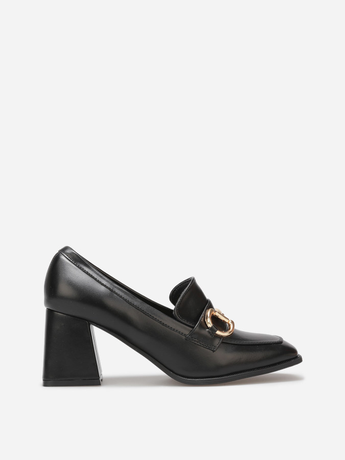 Mocassins à talon avec bout carré et mors doré