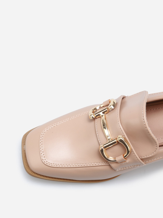 Mocassins à talon avec bout carré et mors doré