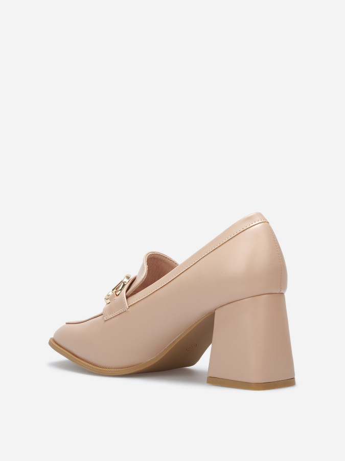 Mocassins à talon avec bout carré et mors doré