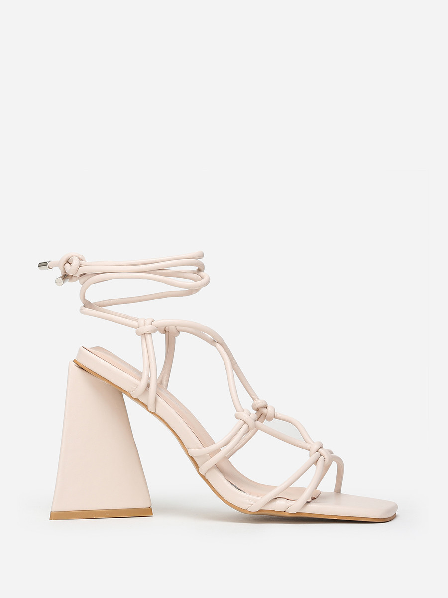 Sandales beiges à lanières et talon triangle