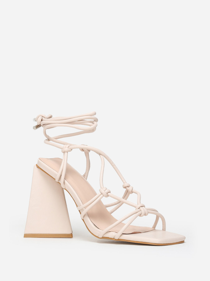 Sandales beiges à lanières et talon triangle