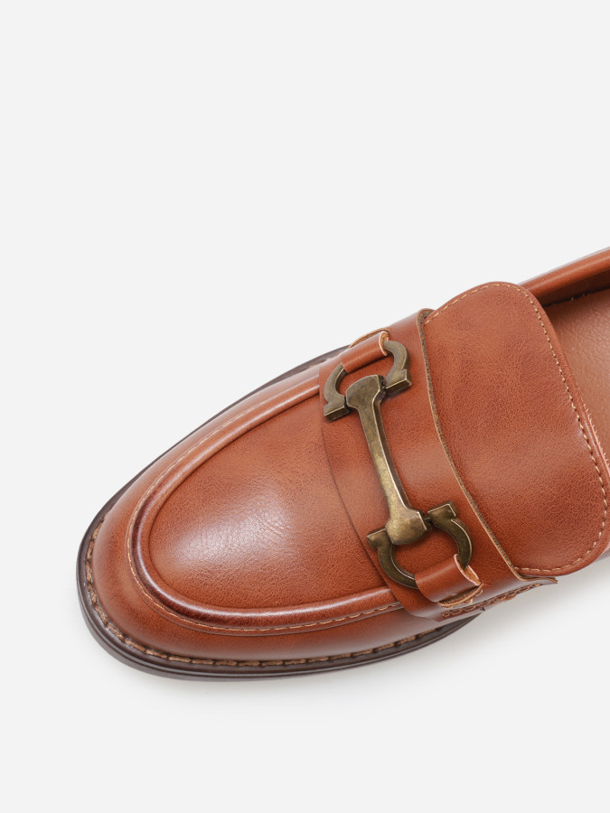 Mocassins à talon et mors métallique