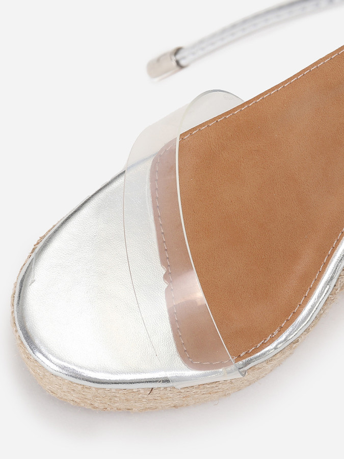 Sandales compensées argentées à brides transparentes