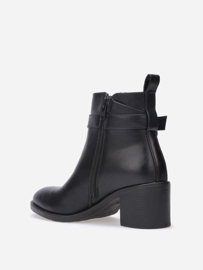 Bottines à bride et boucle métallique