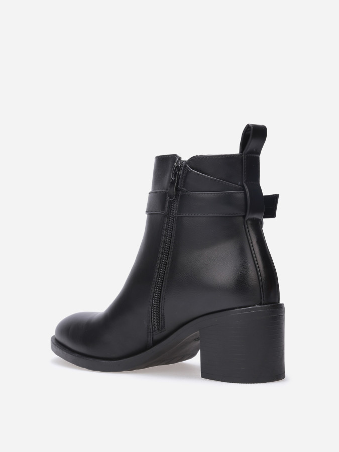 Bottines à bride et boucle métallique