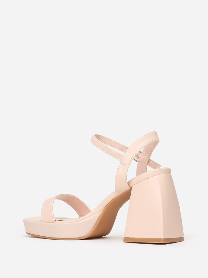 Sandales beiges à talon trapèze
