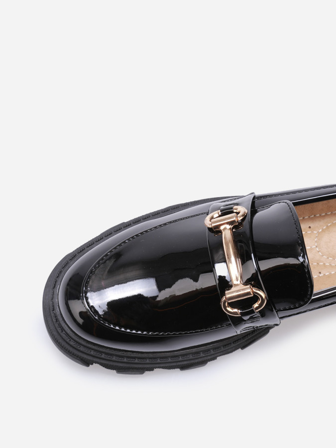 Mocassins vernis crantés à mors doré