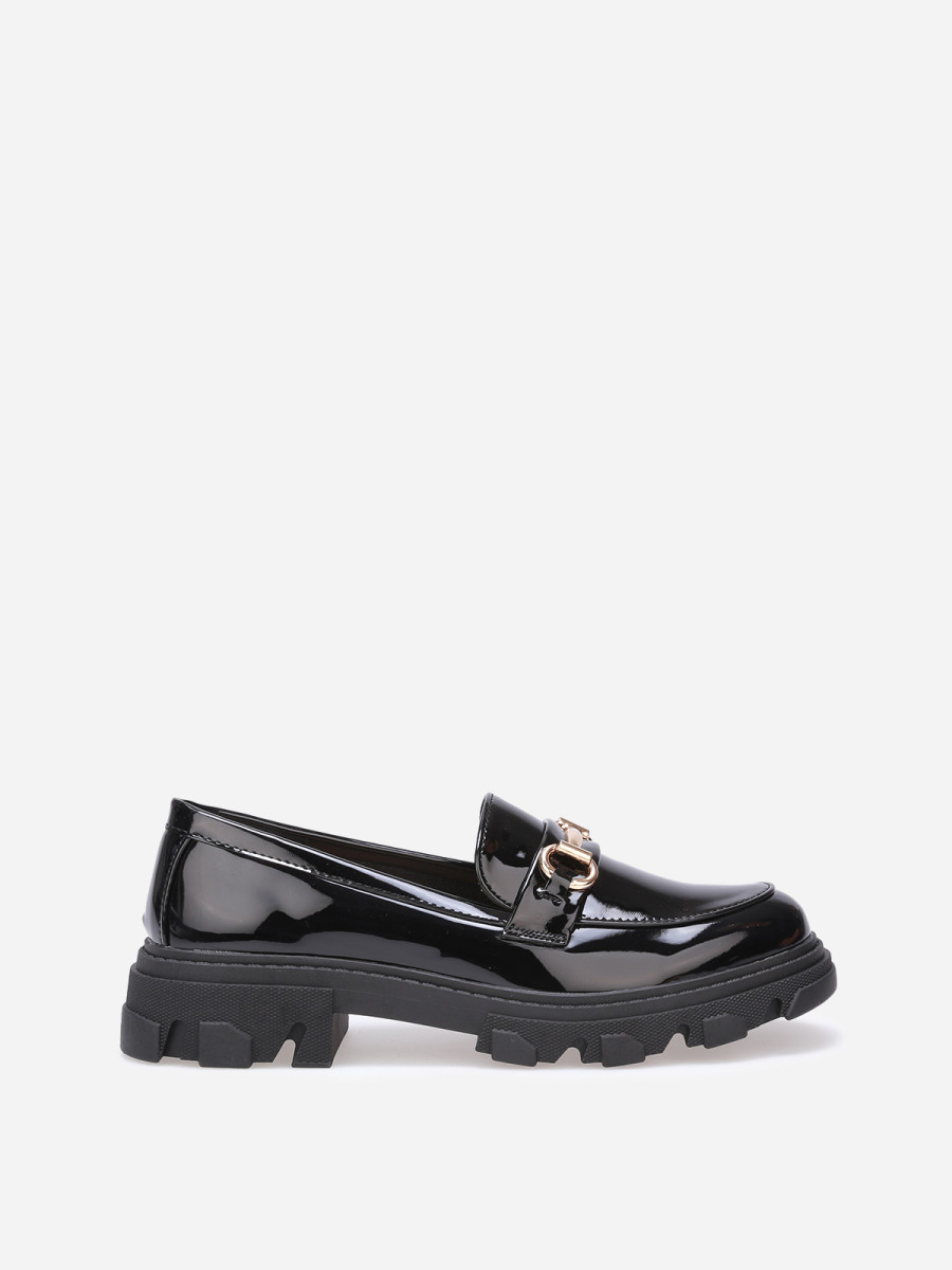 Mocassins vernis crantés à mors doré