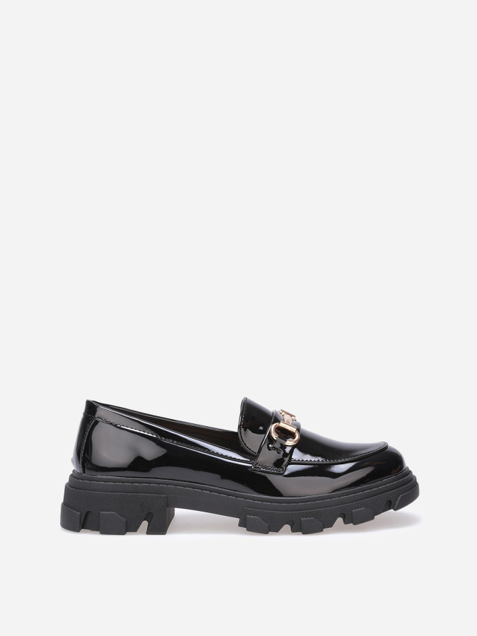 Mocassins vernis crantés à mors doré