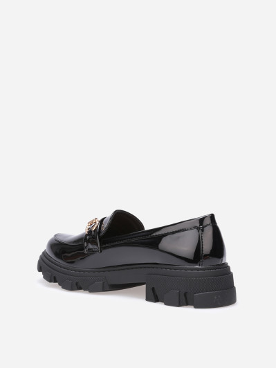 Mocassins vernis crantés à mors doré