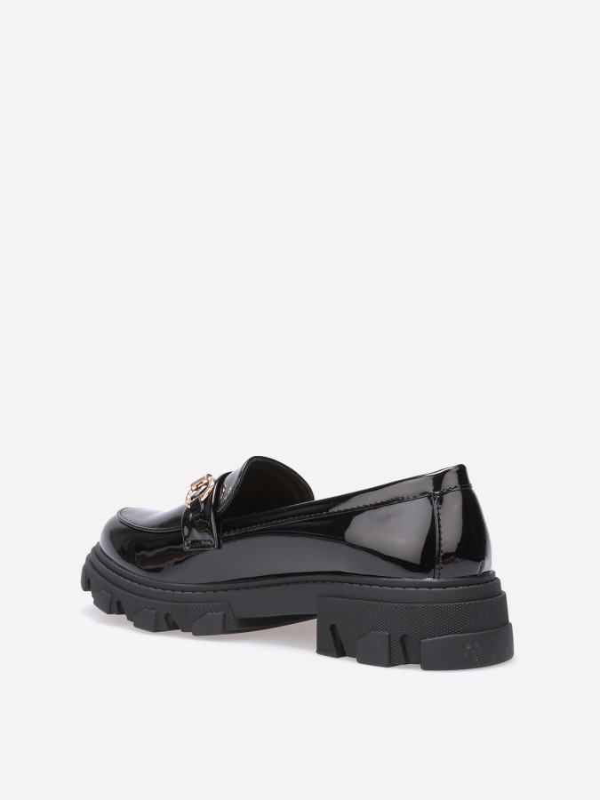 Mocassins vernis crantés à mors doré