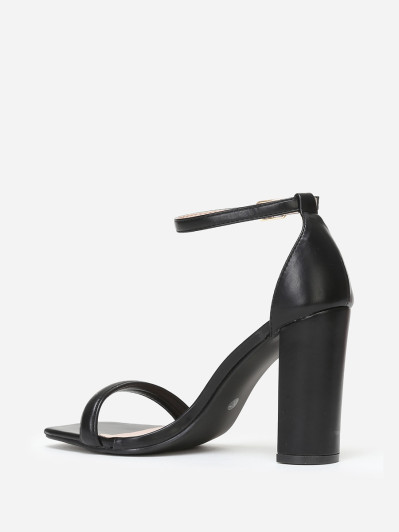 Sandales noires à bout ouvert carré