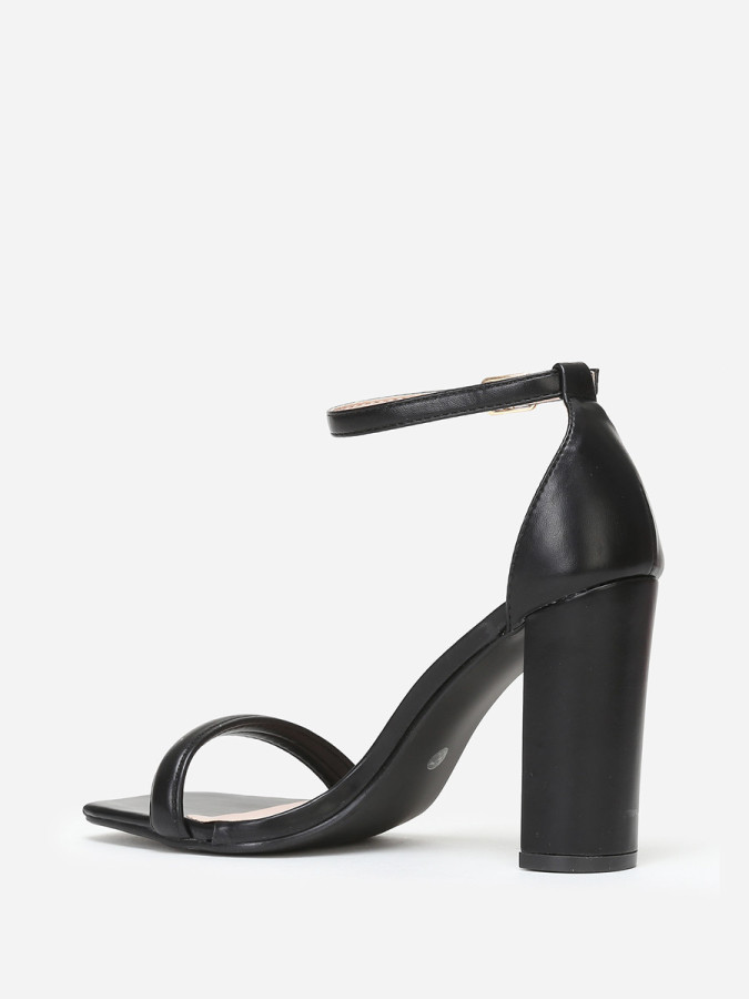 Sandales noires à bout ouvert carré