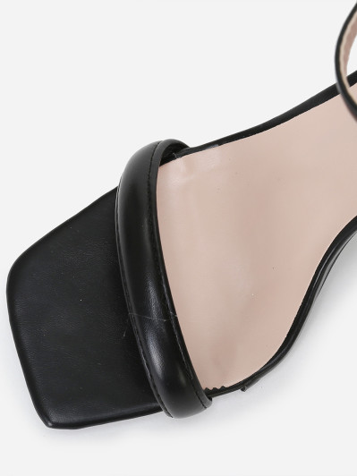 Sandales noires à bout ouvert carré