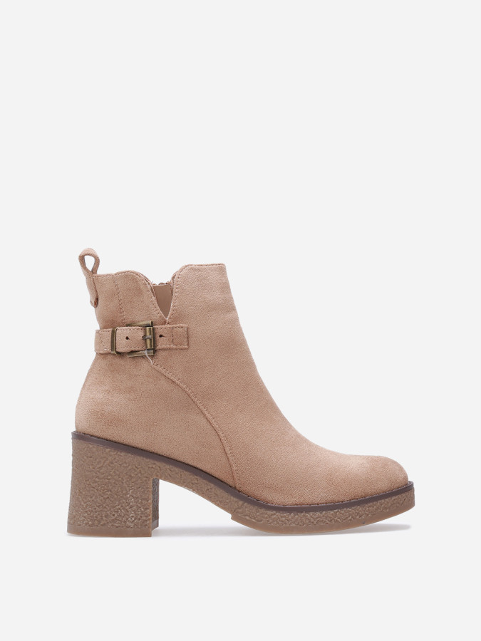 Bottines en suédine à bride et boucle métallique