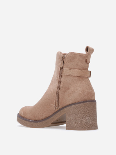 Bottines en suédine à bride et boucle métallique