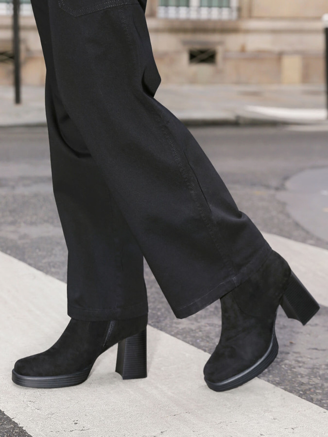 Bottines en suédine à bout et talon carrés