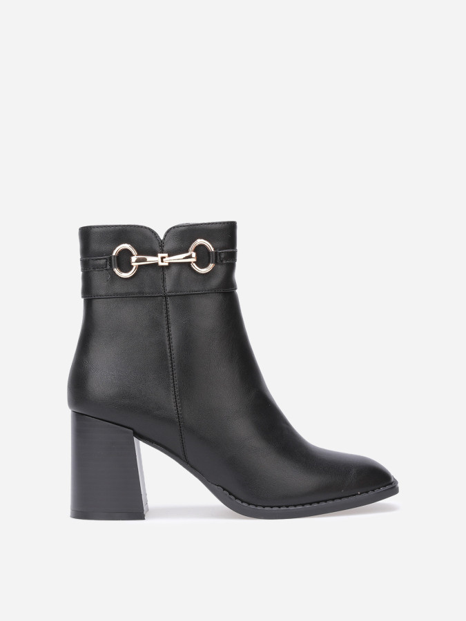 Bottines à talon carré et mors doré